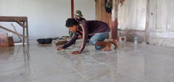 Pasang Nat Keramik, Satgas TMMD Bojonegoro Selesaikan Bedah Rumah Aladin